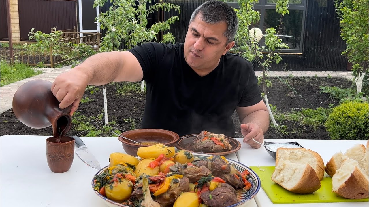Хашлама из говядины в казане на костре, рульки в казане