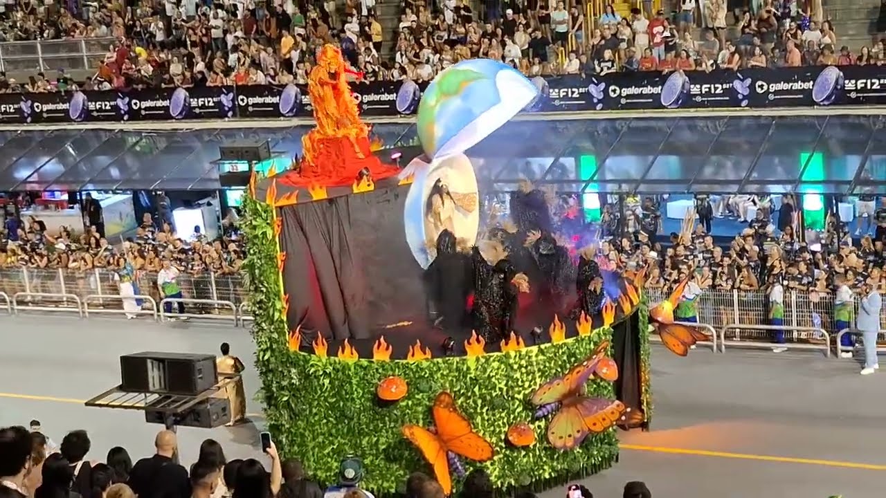 Bela representação da Mãe Terra 🌎 em desfile de Carnaval #carnaval #brasil #earth #saveearth