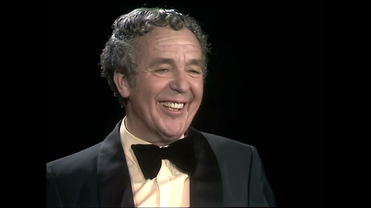 Wim Kan - Oudejaarsconference 1973: Zuinig over de drempel [4k remastered]
