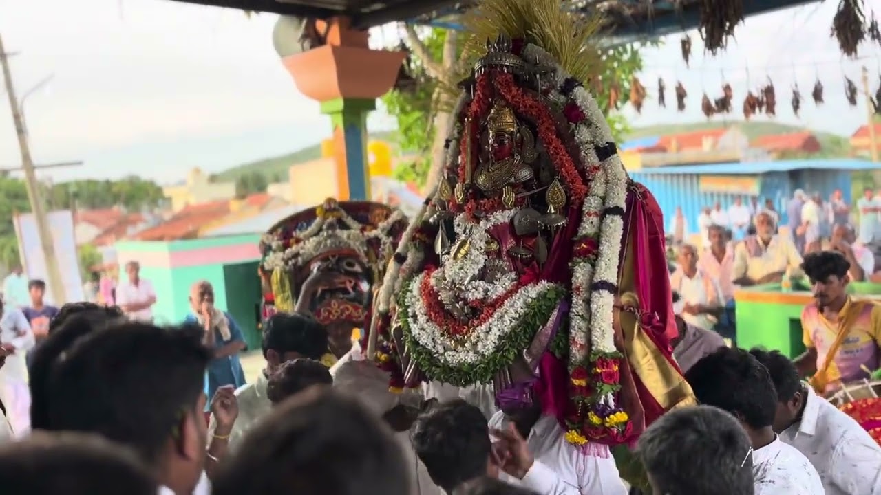 ಅಮ್ಮನವರು ಗ್ರಾಮಸ್ಥರ ಹಿತಕ್ಕಾಗಿ ಸಮಸ್ತ ಗ್ರಾಮದ ಭಕ್ತರಿಗೆ ಶಾಂತಿ ಮಾಡಲಾಗಿತು 🔱