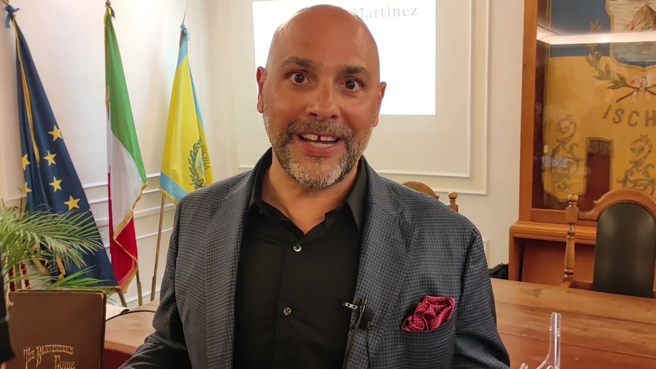 LIVIO LAURO DONA AL COMUNE DI ISCHIA IL LIBRO &ldquo;THE BARTENDER&rsquo;S GUIDE&rdquo; DI JERRY THOMAS