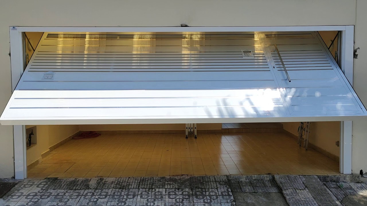 Portão basculante de alumínio branco com motor de 4 segundos