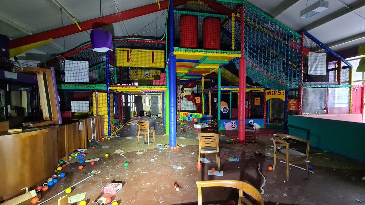 Abandoned Darlaston Inn Pub & Restaurant   with Wacky Warehouse #abandoned   #restaurant  #wacky