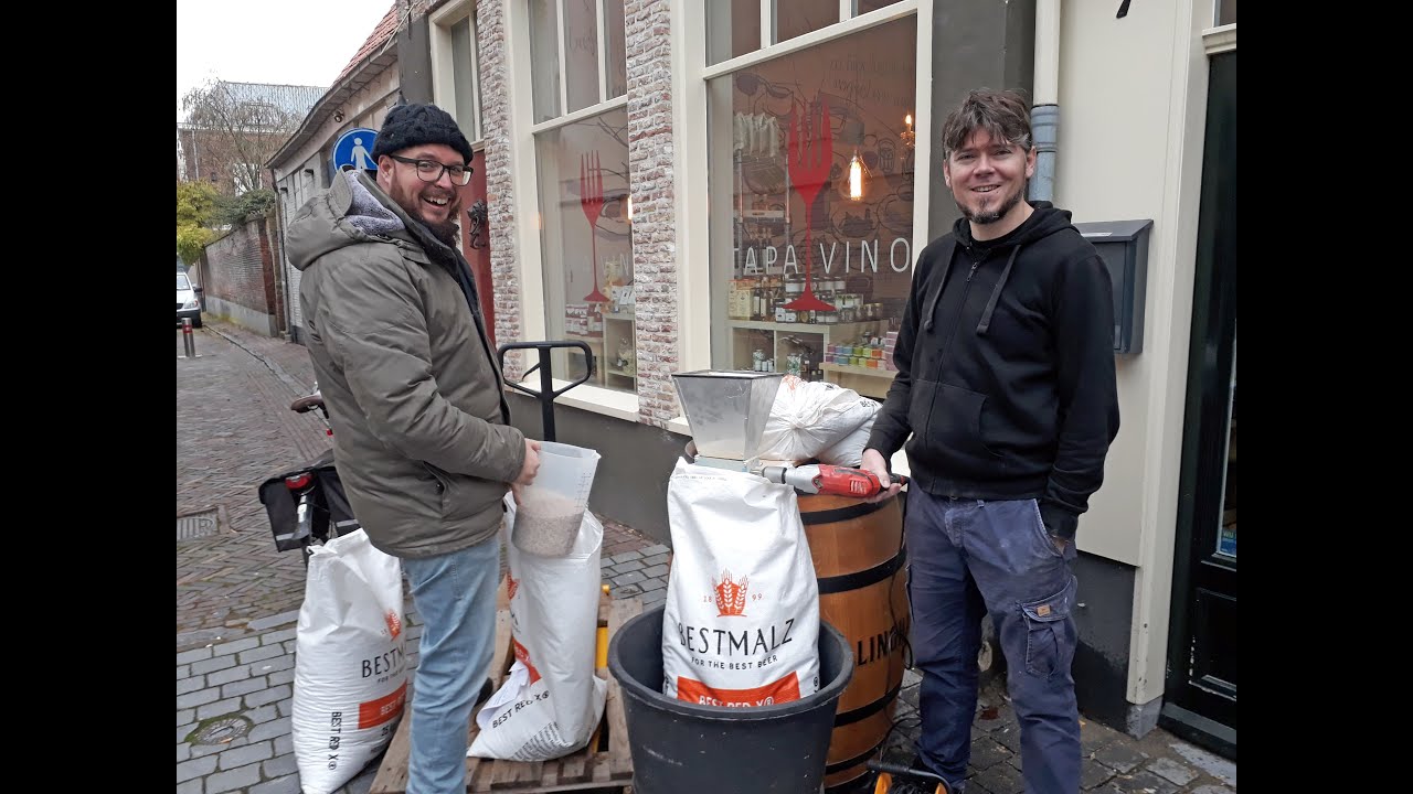 Gerst kneuzen ter voorbereiding van het brouwen van STERCK bier