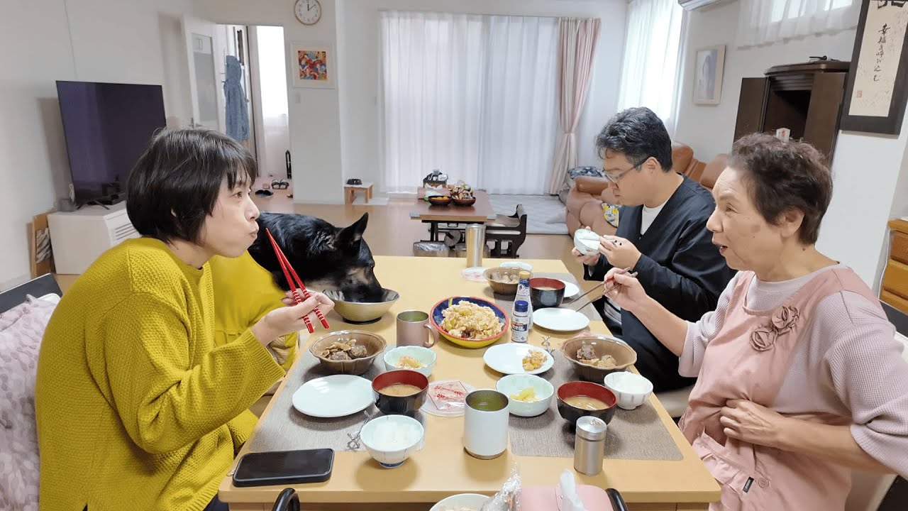 オヤジが在宅勤務の日は、実家で食べるお昼ご飯が愛犬の楽しみですｗ