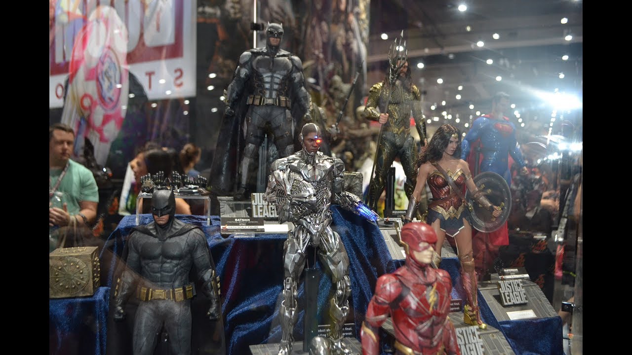 SDCC 2017 HOT TOYS JUSTICE LEAGUE MOVIE FIGURES Sideshow Collectibles! Flash Cyborg Aquaman Batman