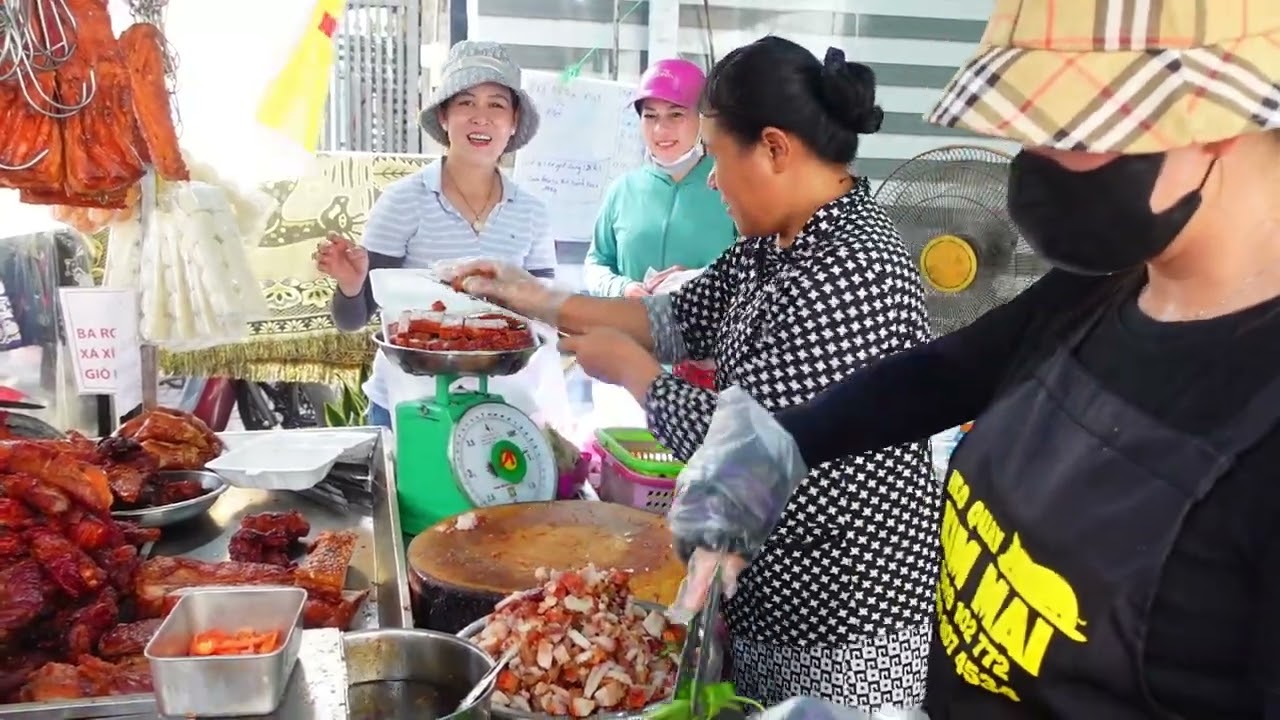 Bộ Ba Chặt Heo Quay Kim Mai chặt heo quanh khiến nhiều người thích xem