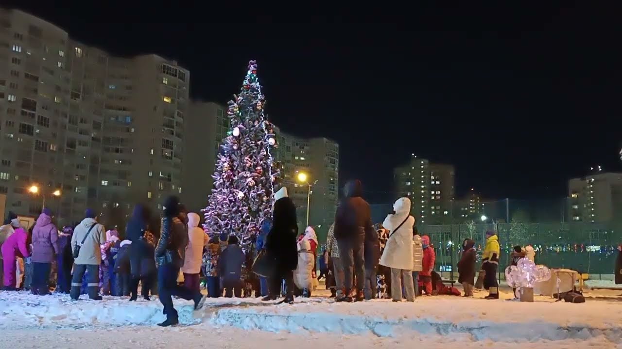 Дворовая новогодняя ёлка 2026 Екатеринбург Угол улиц Краснолесья   Чкалова 29 декабря.