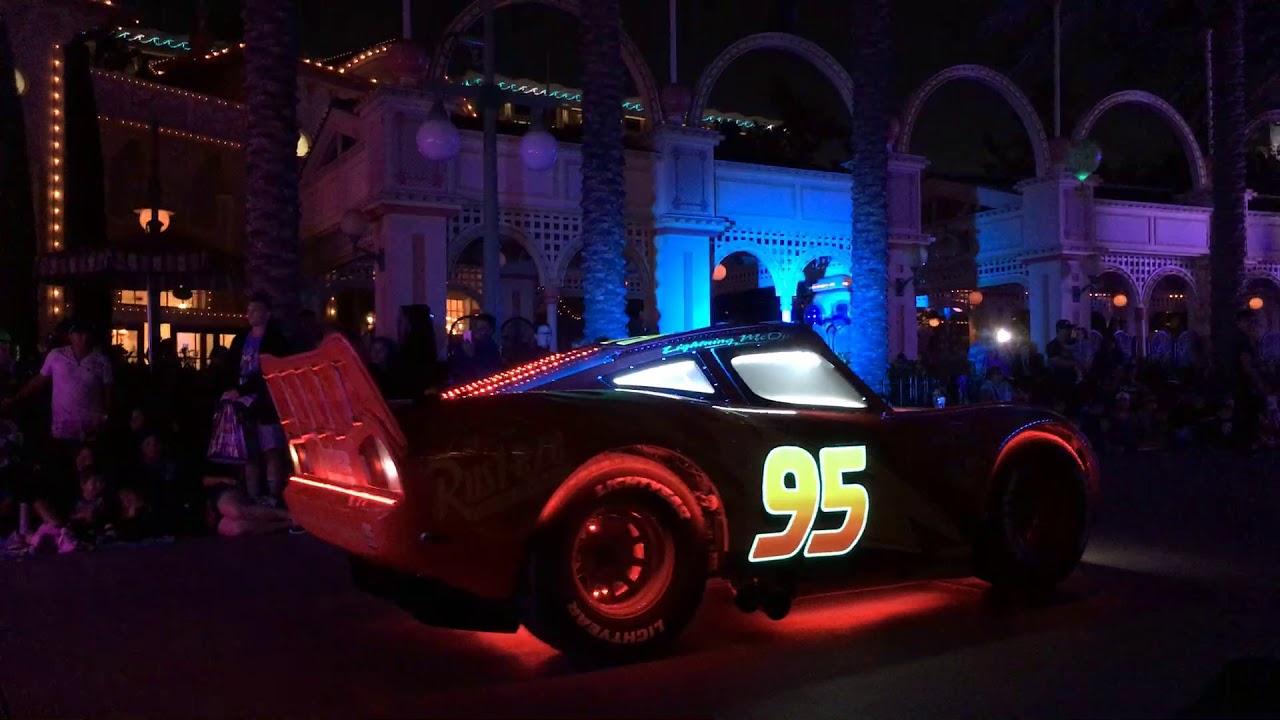 Disney Paint The Night Parade with new Incredibles float 6/30/18