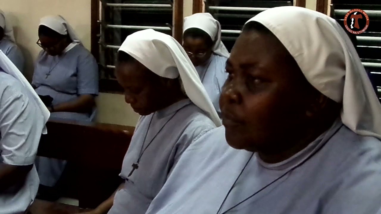 MASISTA WALIPOKUWA WANASALI MASIFU YA JIONI YA KWANZA YA  SHEREHE YA BIKIRA MARIA MKINGIWA