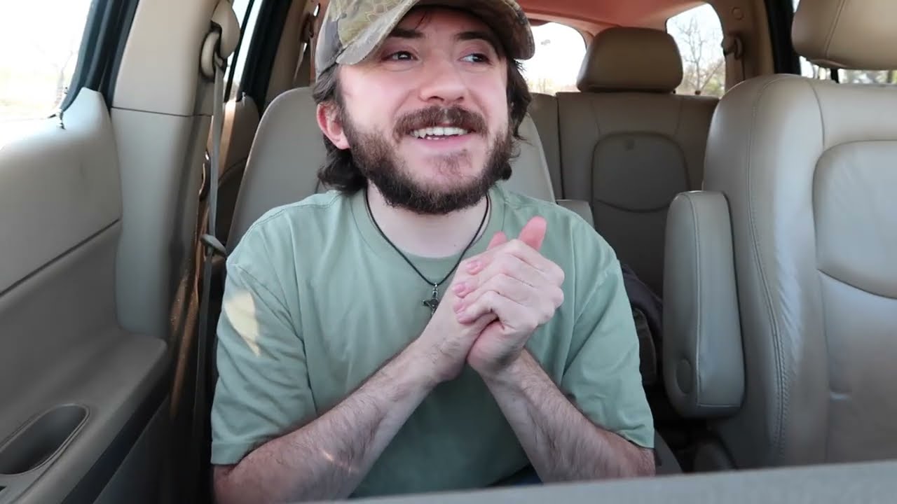 Аттикус Шаффер ест конфеты Си