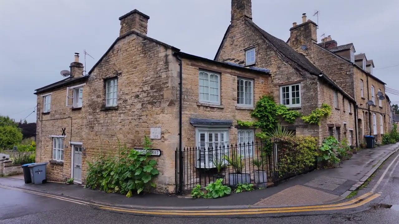 Rainy Walk in CHIPPING NORTON, COTSWOLDS | Soothing Rain & Car Sounds | No Talking