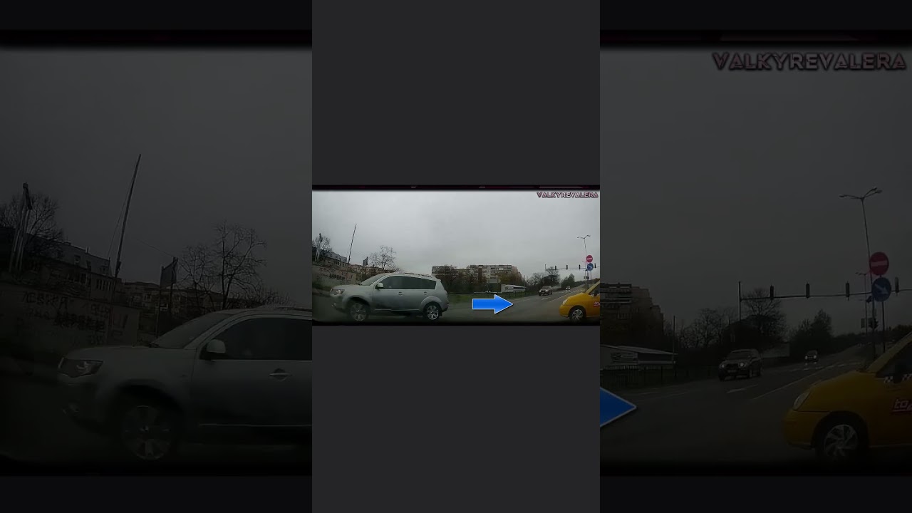 This taxi just wants to block my view 