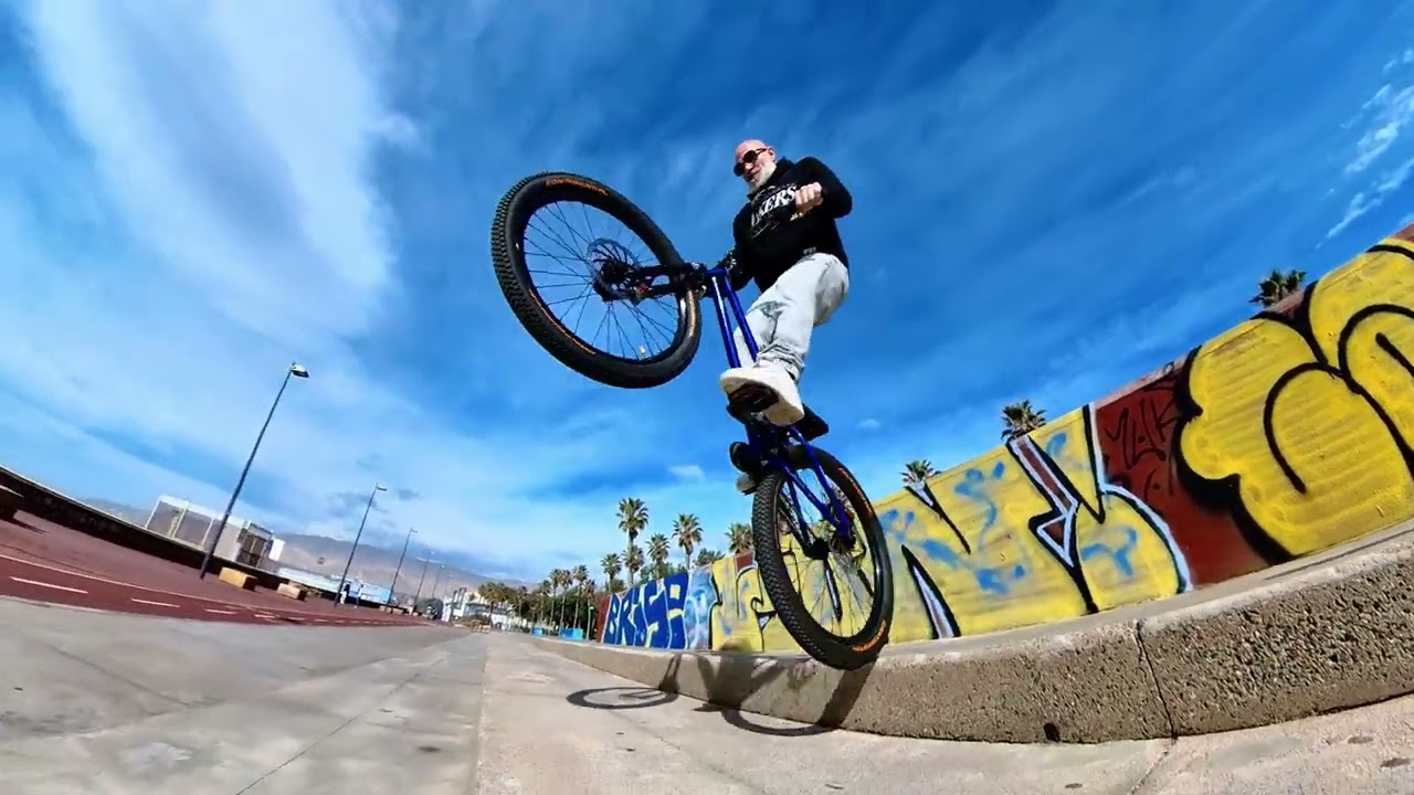 👉 Saltando por Almería 🚲 Street Trial + Canción Original | Jasuke