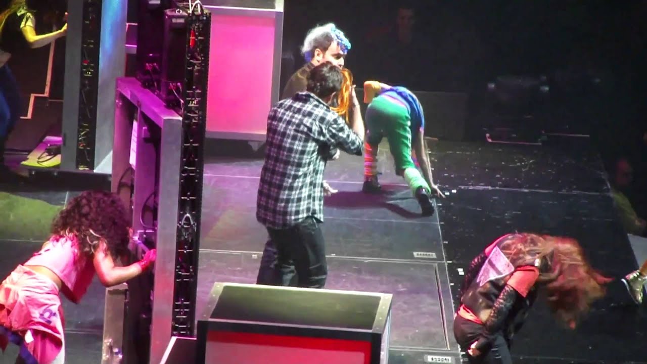 Justin Bieber Pranks Willow Smith - Whip My Hair - Manchester
