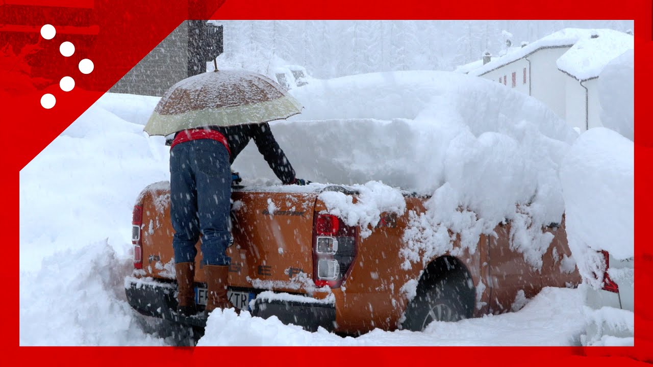 Forte nevicata in corso su Gressoney: si spala la neve per liberare le auto