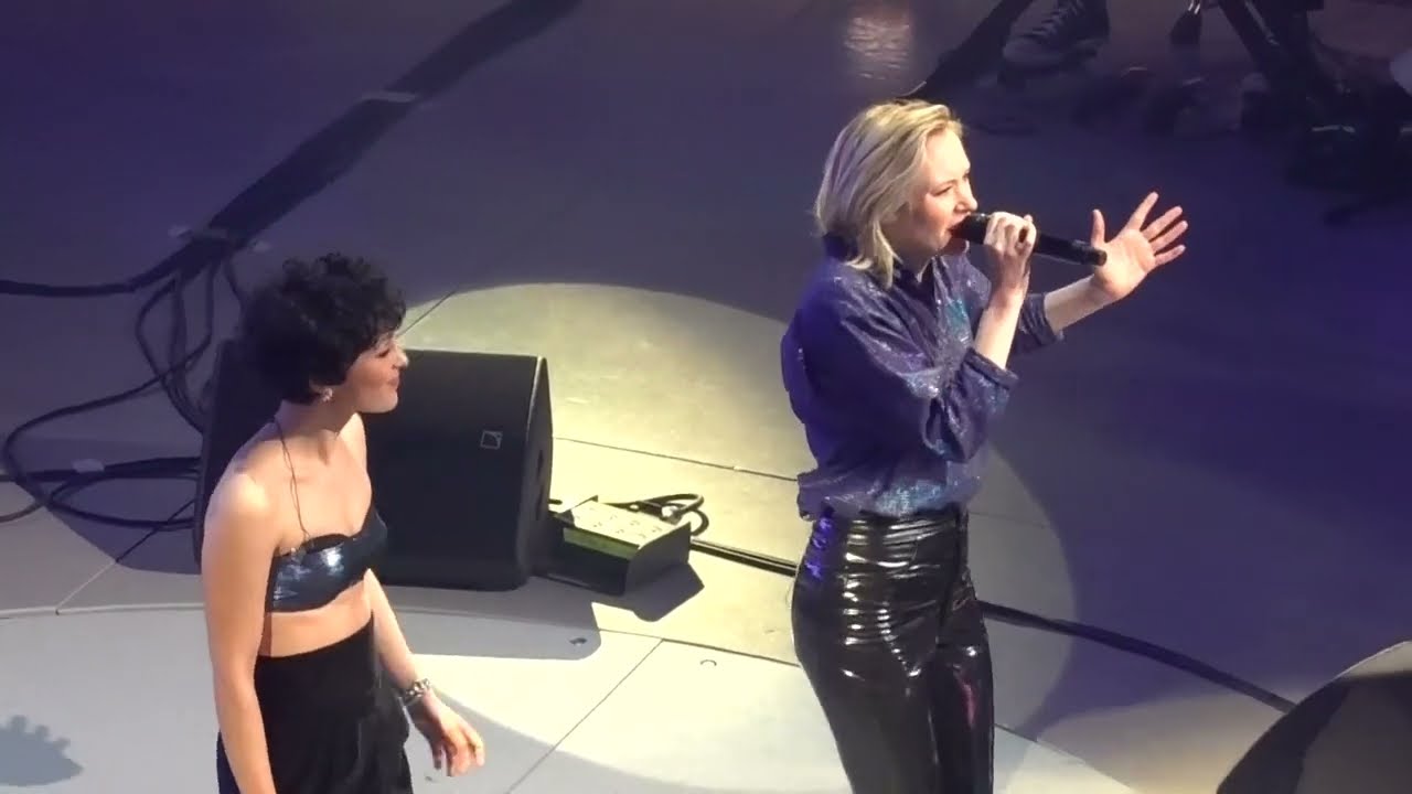 Fredrika Stahl & Barbara Pravi - Heart of Glass (Live)Gala Solidarit&eacute; Sida 2022 Paris,Cirque d'Hiver