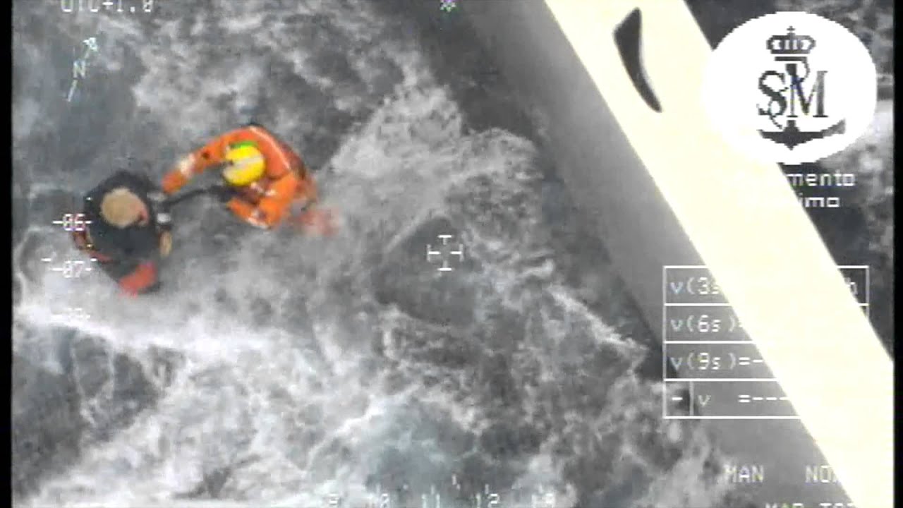 El Helimer 401 rescata a los 2 tripulantes de un trimarán