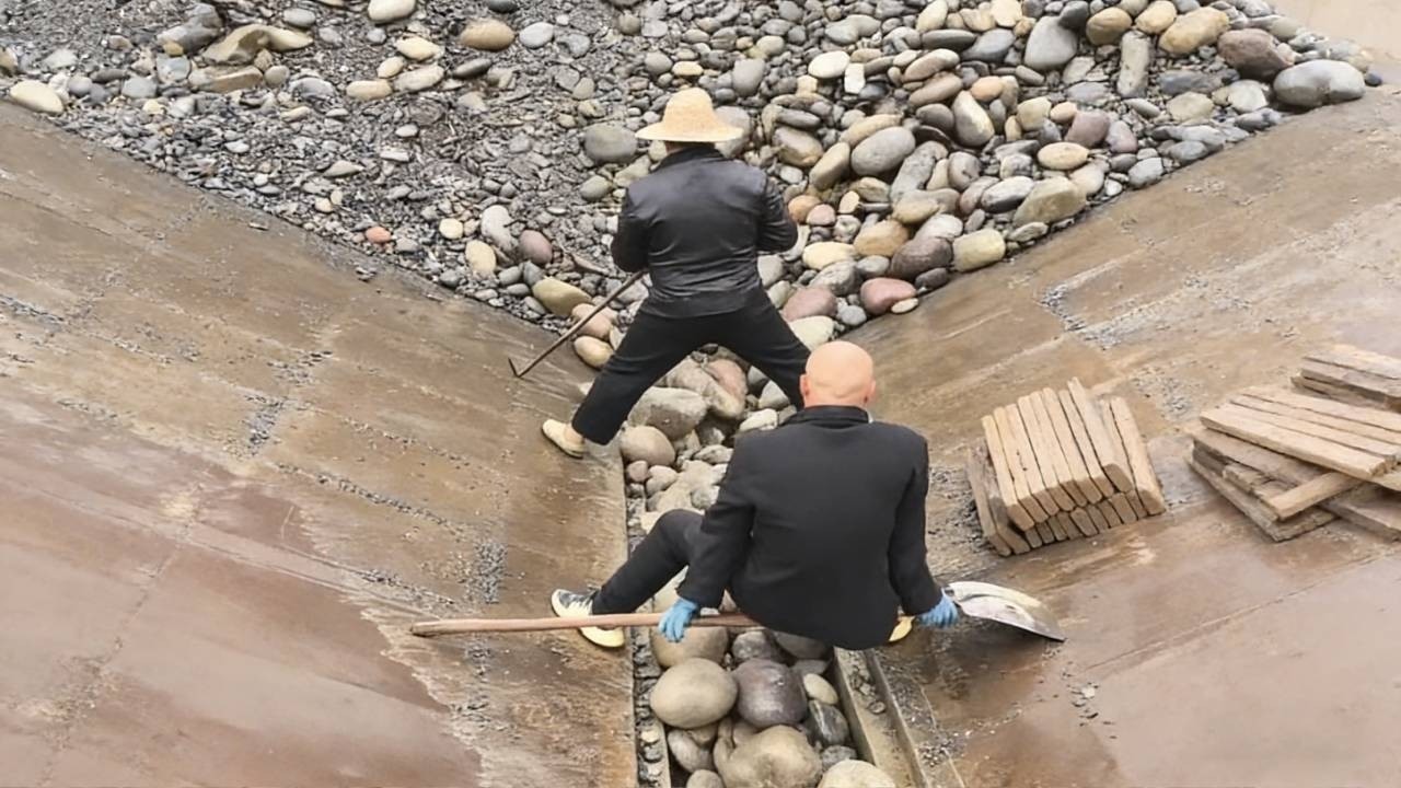 Worry-Free & Smooth! The Easy & Healing Moments of Pebble Unloading