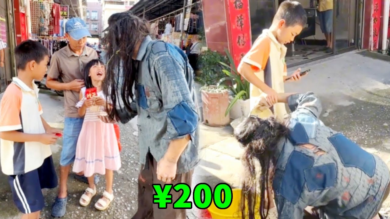 阿義假扮乞丐上街乞討跌倒，暖心男孩毫不嫌棄扶起阿義，還拿自己賣的魚送給阿義吃！ 【阿義走鄉村】#Farm #tour #drama #正能量