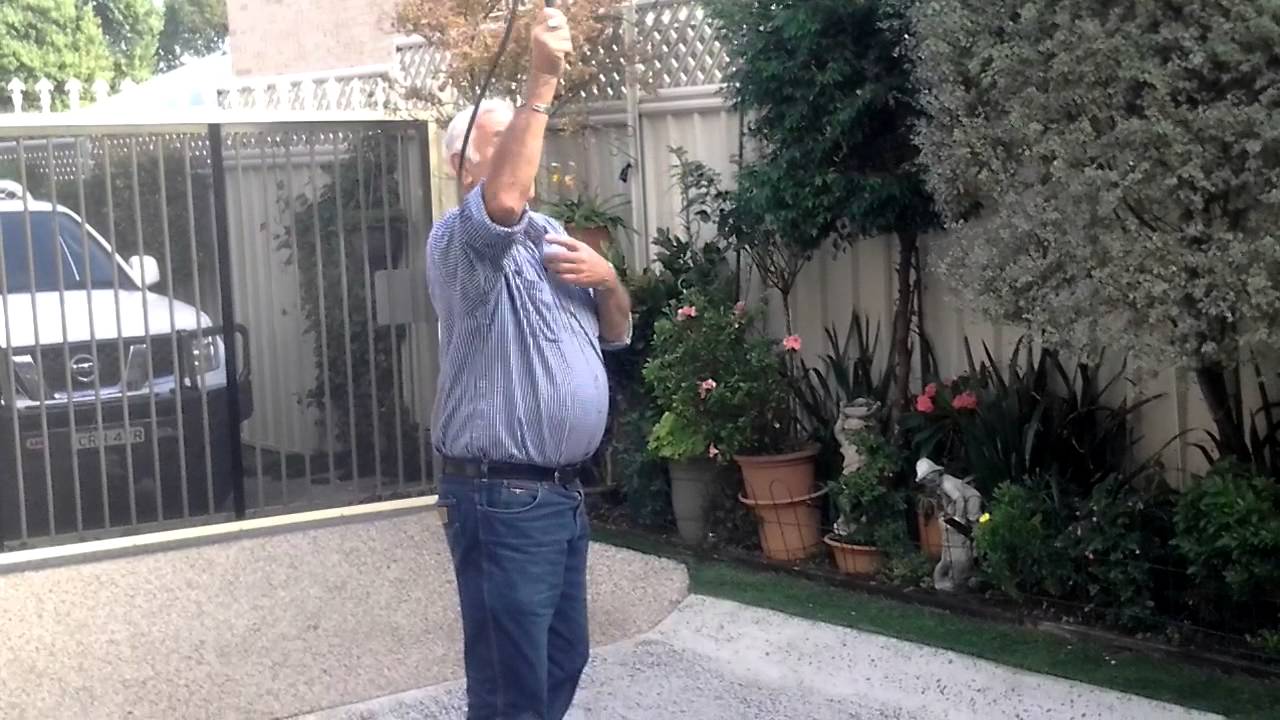 GLEN DENHOLM - CRACKING A STOCK WHIP AND HOW TO DO IT.