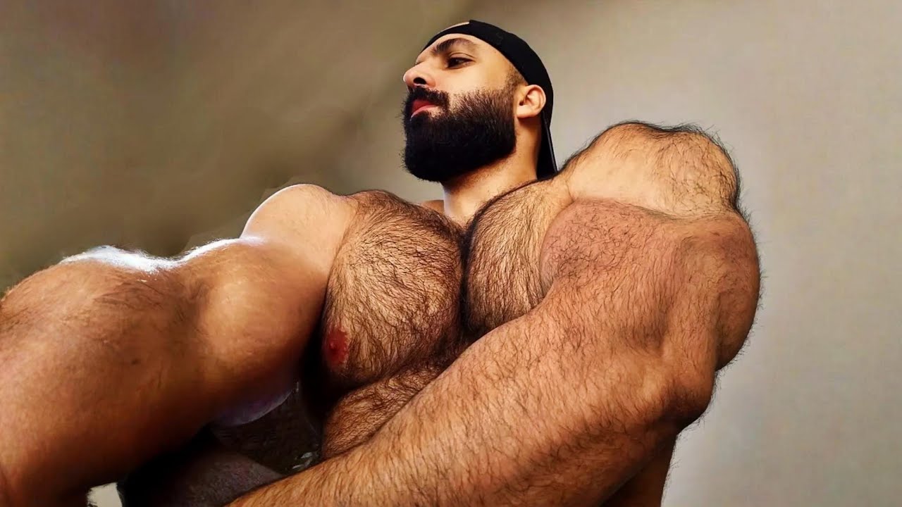 🔥 Hairy Muscle Stud Shows Off His Gains
