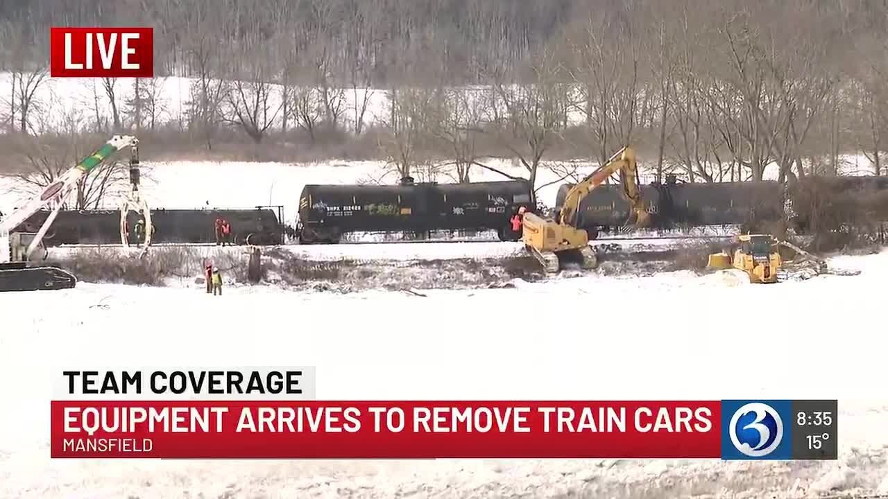 VIDEO: Equipment arrives to remove train cars in Mansfield