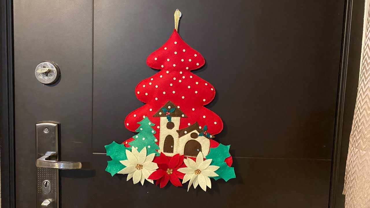 Árbol navideño con villa (color rojo) se ve hermoso.