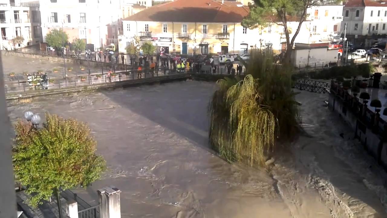 Isola del liri  fiume in piena . in HD.