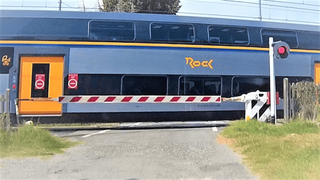 Passaggio a livello Fumo (PV) Loc. Fonderia treno Rock in transito