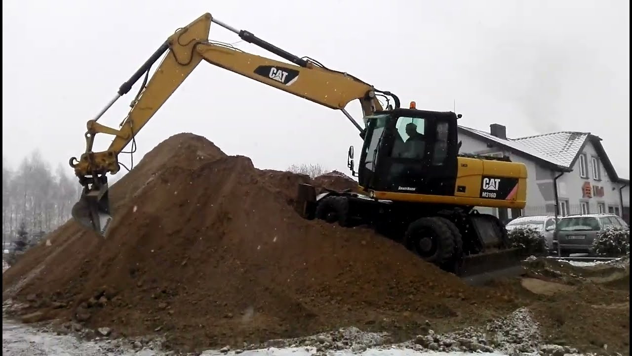 Manewry koparką CAT M316D Caterpillar