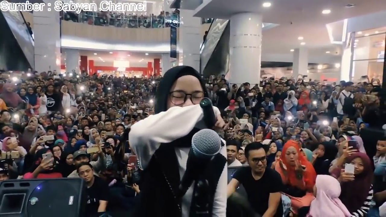 Nissa Sabyan PINGSAN saat mengadakan konser di Mall