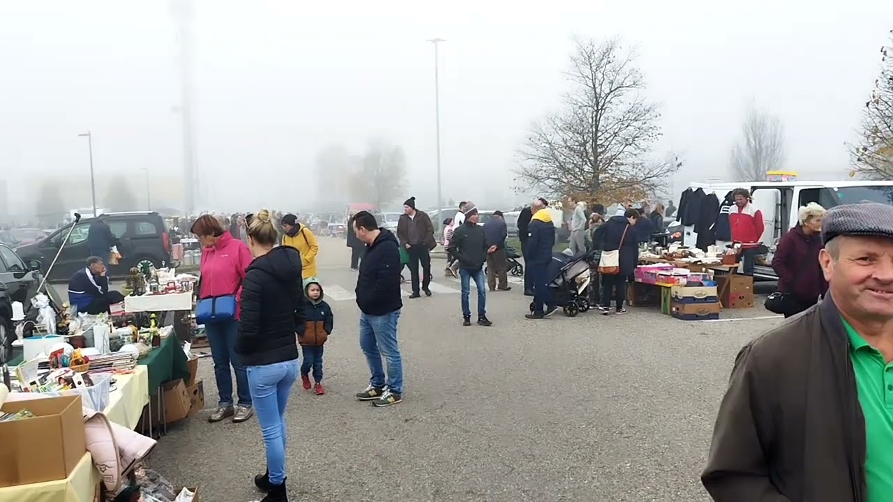 Flohmarkt im nebel Perg Austria 30-10-2022 Pijaca u magli