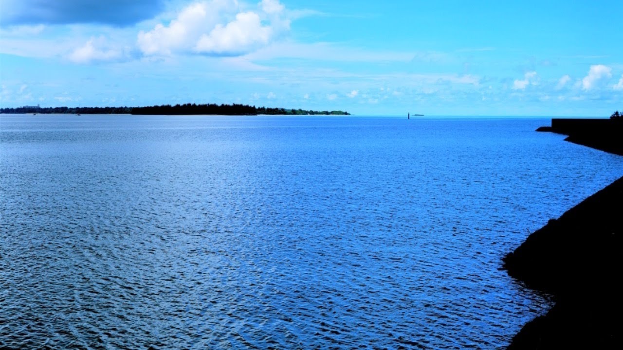 全てが浄化されるさざなみの音と海の青