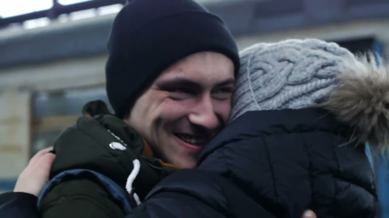Милая пара ❤️ | Девушка встречает парня из армии | Почти дембель