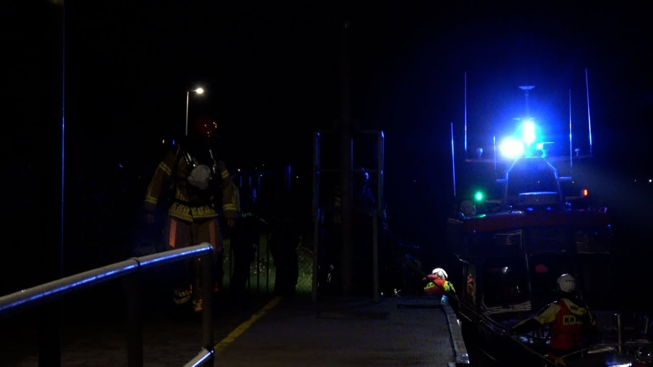 PRIO1 | Middelbrand op een schip! KNRM En Brandweer Lelystad komen met spoed aan!