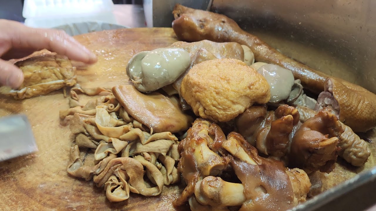 長發滷味大王 好刀工起鵝片，爽脆#豬耳 #鵝腎 入味 #鵝掌翼 軟滑#豬手 #香港美食 #旅游 #通關 #香港美食攻