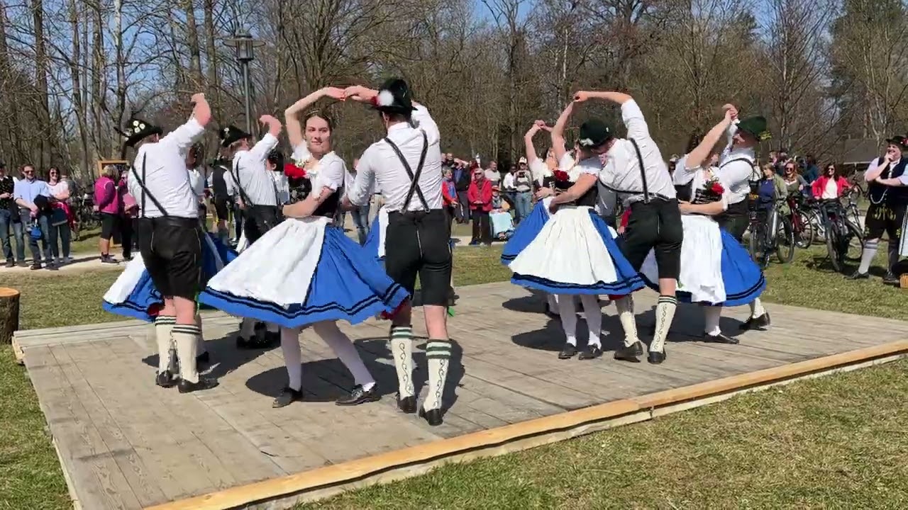 Aktive das Trachtenvereins Gebensbach tanzen den Gemschbegga