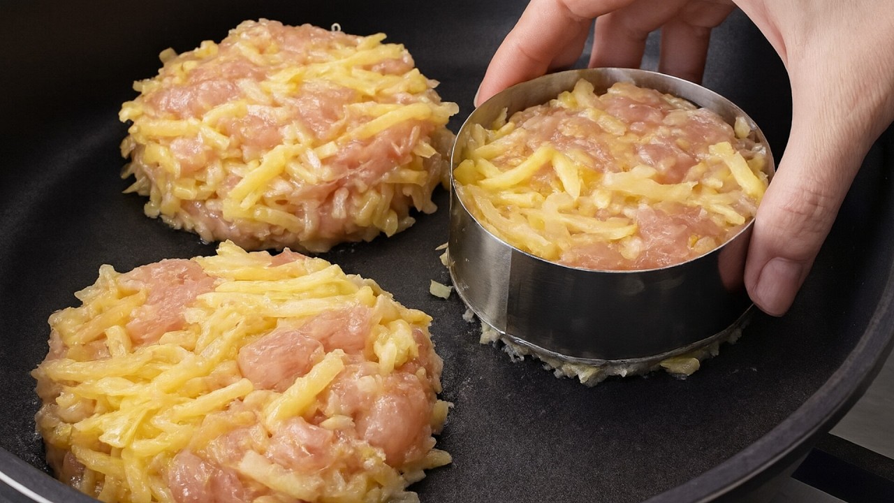 A delicious appetizer with potatoes and chicken breast in a pan, all the guests praised it.