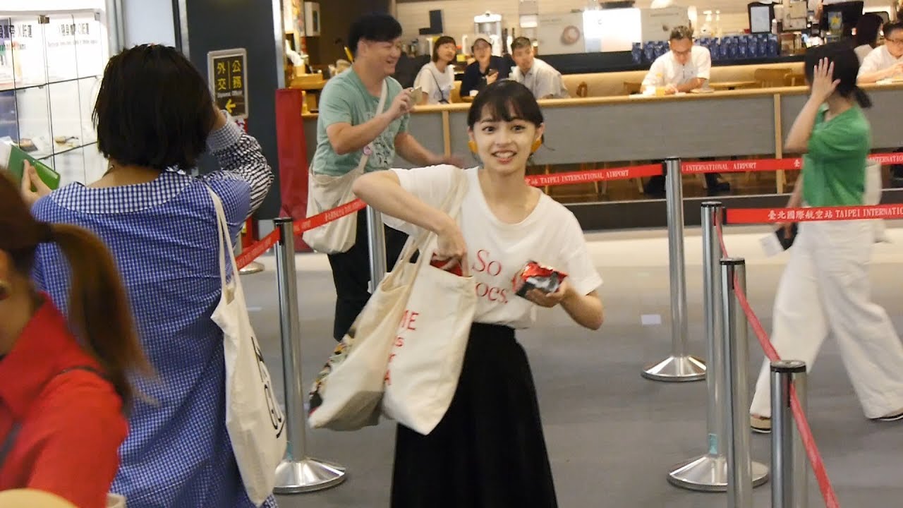 ANGERME(アンジュルム)和田彩花、中西香菜、竹内朱莉、勝田里奈、室田瑞希、佐々木莉佳子、上國料萌衣、笠原桃奈、船木結、川村文乃送機