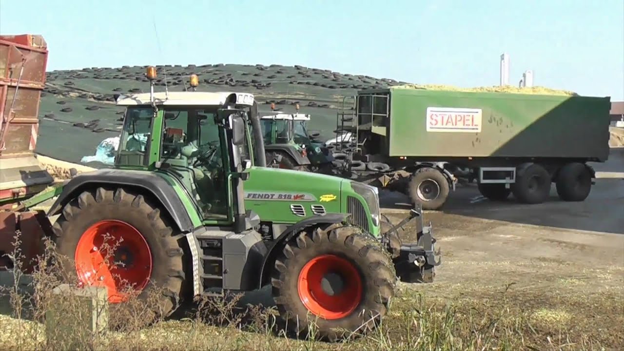 Schlepper vs. Moor - Lohnunternehmen Henke häckselt Mais für BGA