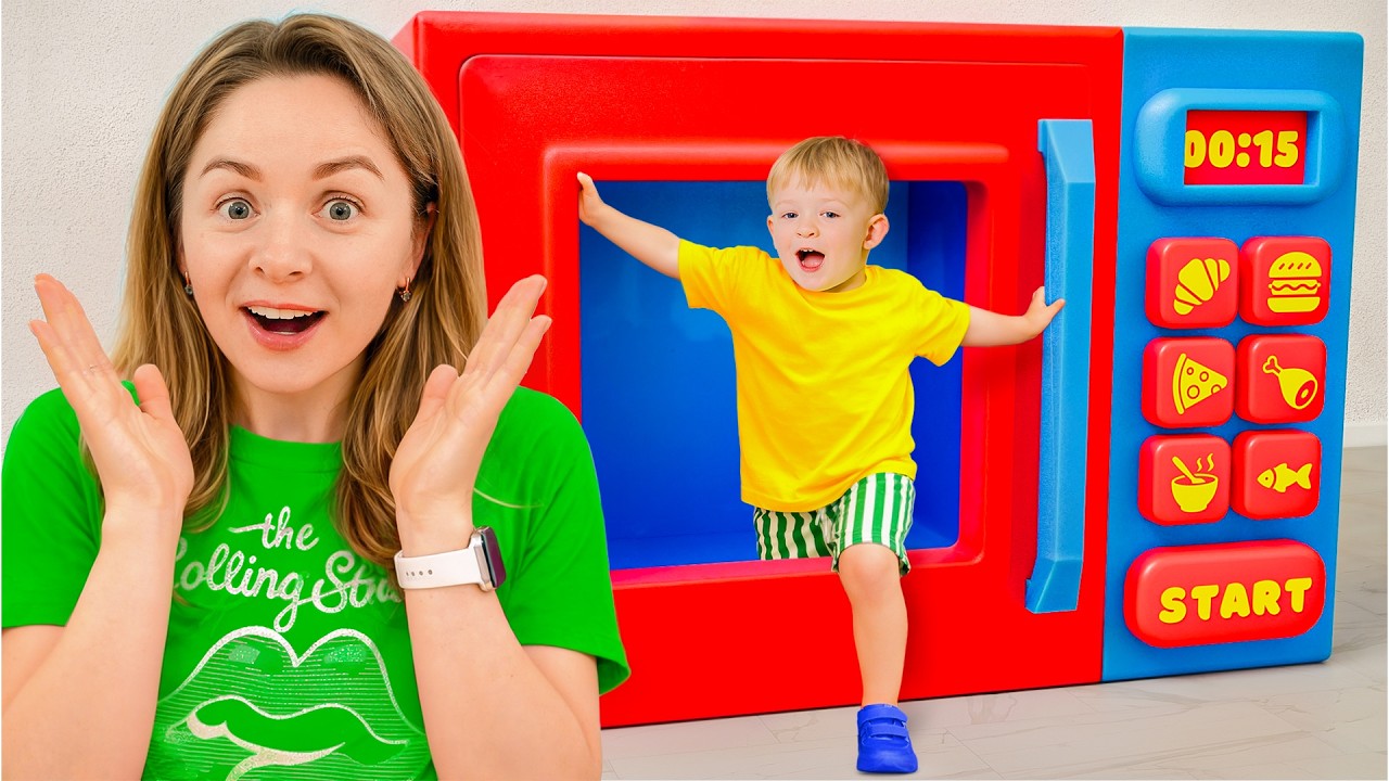 Adam e Mamãe Brincam de Faz de Conta com um Micro-ondas de Brinquedo