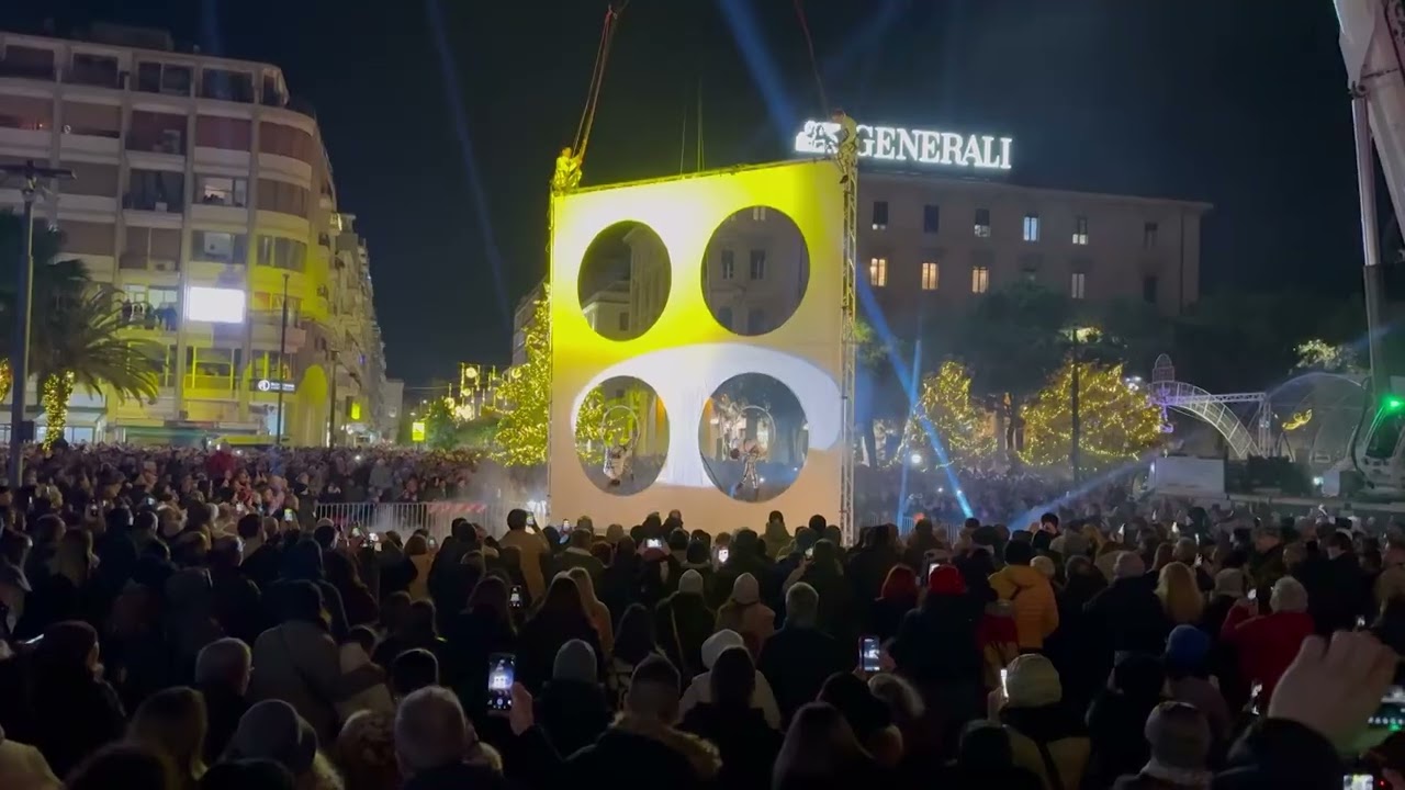 Pescara | Musiche e acrobati accendono il Natale in Piazza Salotto