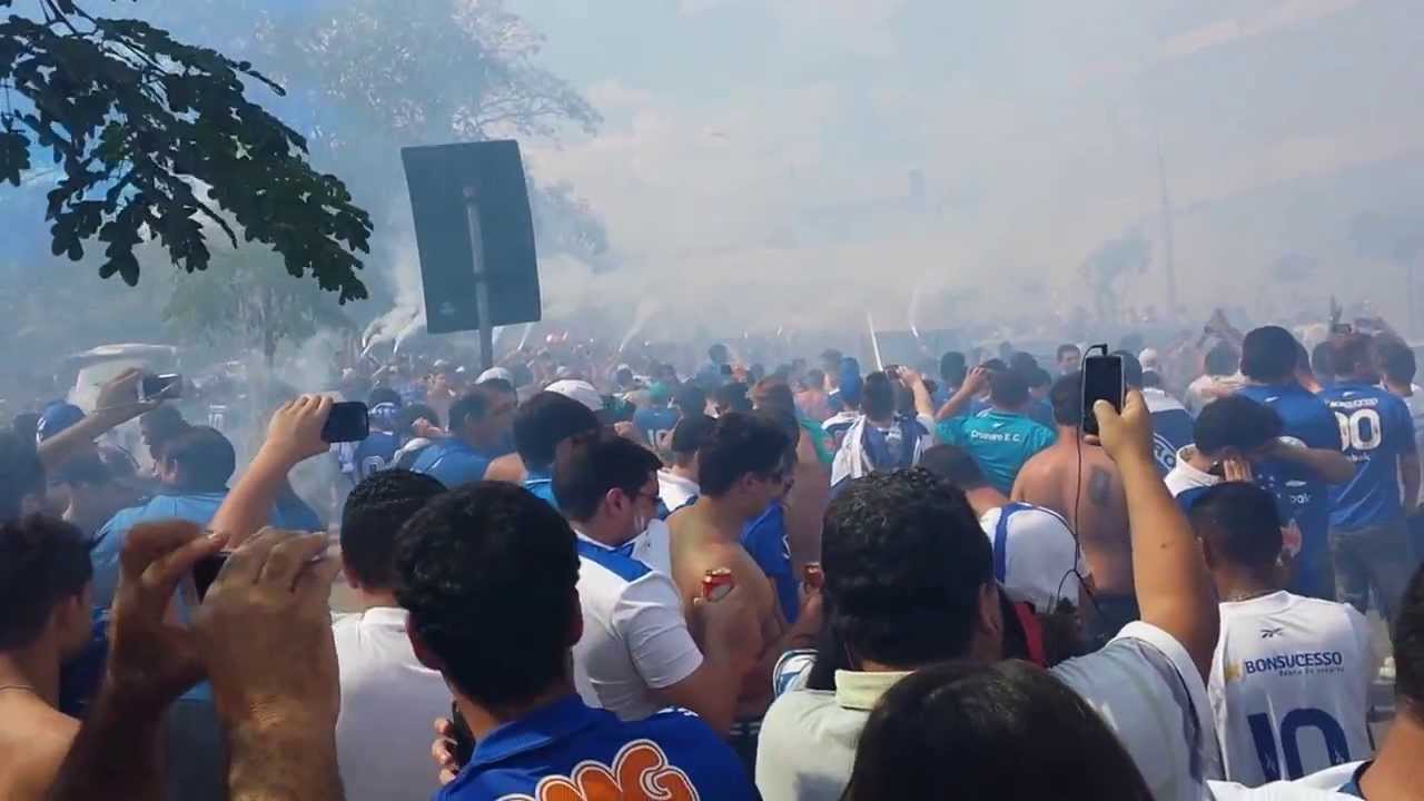 Chegada do ônibus do Cruzeiro ao Mineirão em 10/11/2013 - Torcida empurrando o time