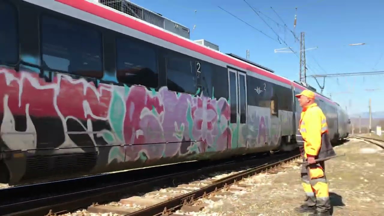 КПВ 82206 заминава от Долна Махала с 30013/14.Благодаря за поздрава!