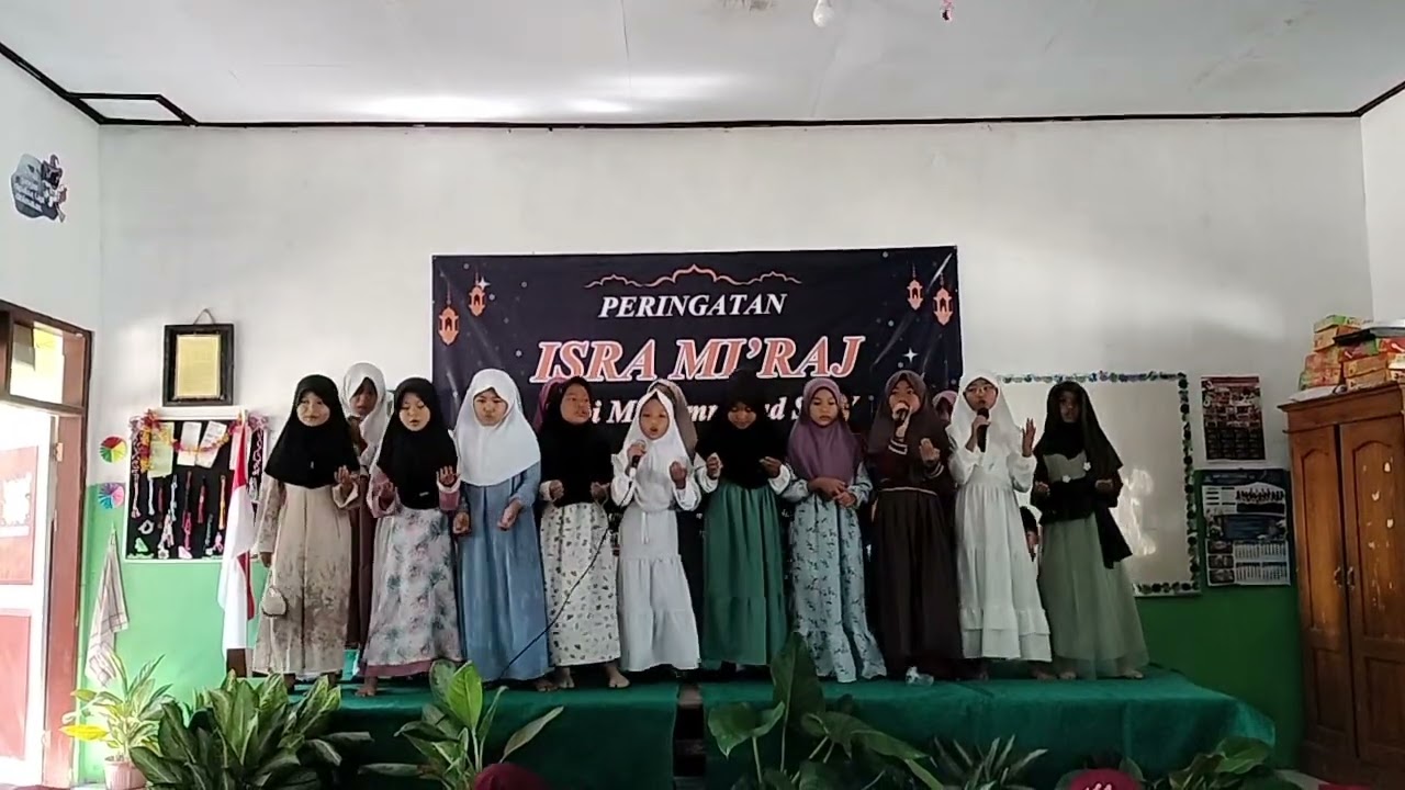 Penampilan hadrah kelas 2 SDN 5 Benculuk