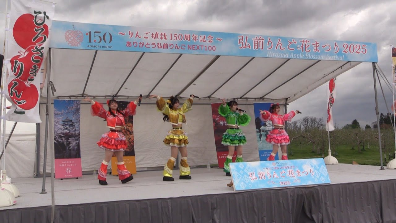 りんご娘がステージイベントで花を添える　弘前りんご花まつり開幕