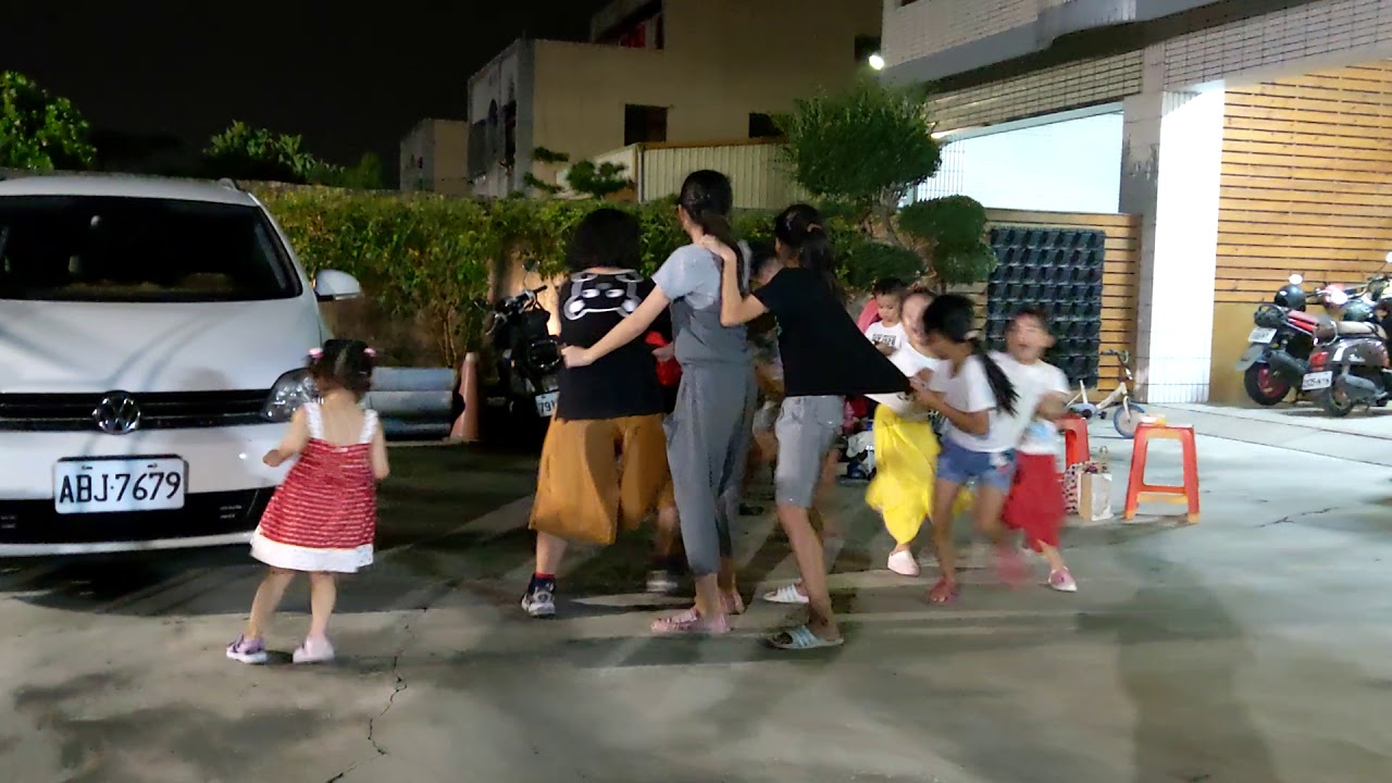 朋友帶一群小孩玩老鷹捉小雞