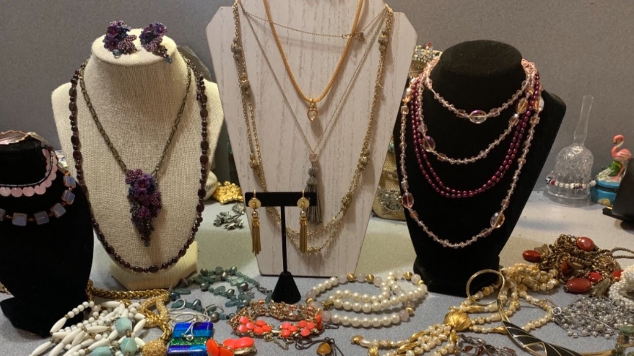 Jewelry Auction: Vintage Jewelry, Sterling, Thermoset, Monet, Trifari