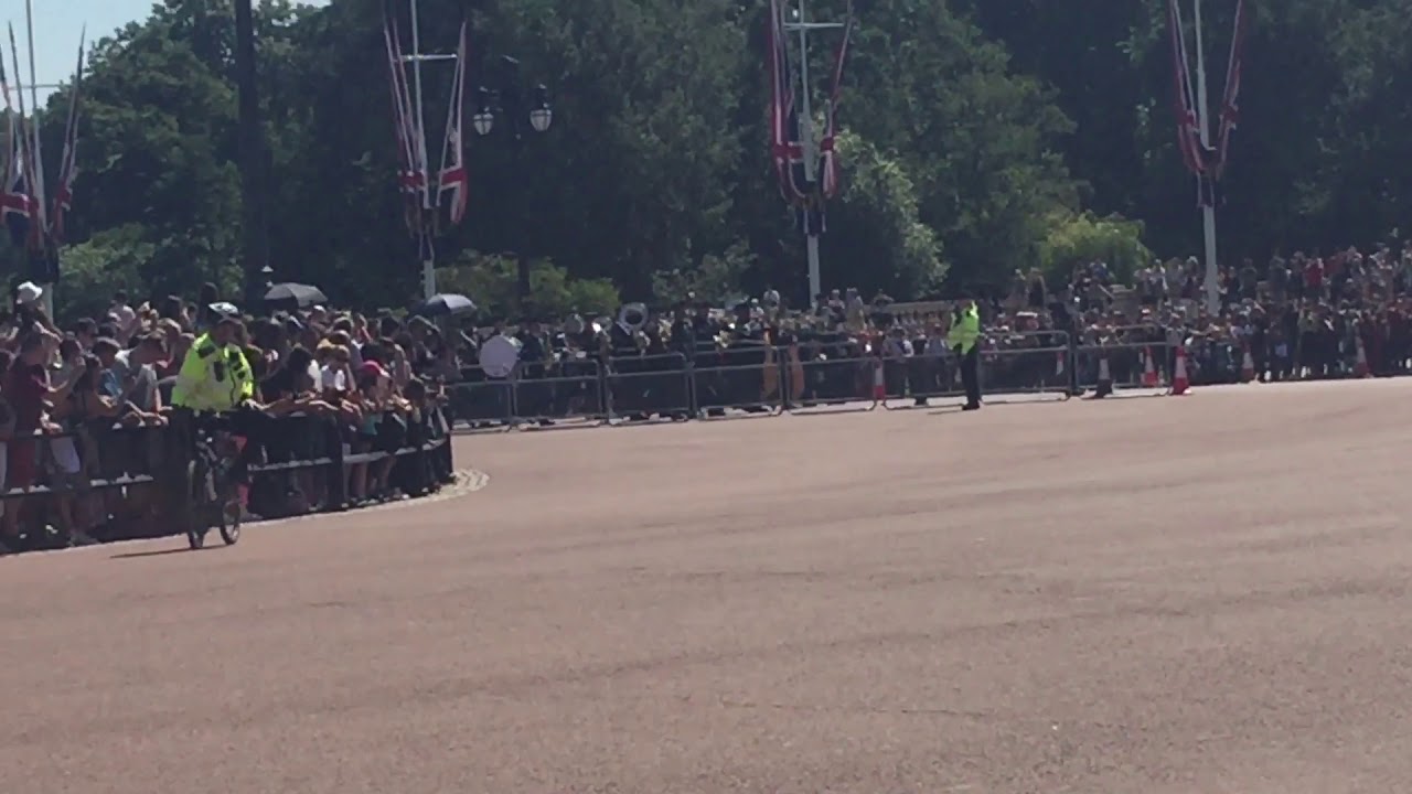 Changing of the Guard London Buckingham Palace part 1:the old guard arrives